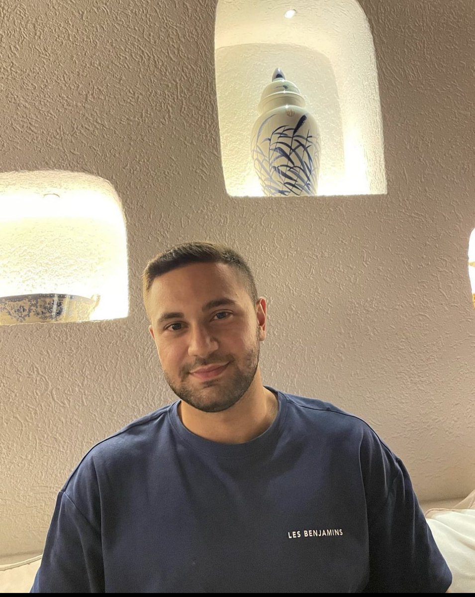 Kardeşimiz Mert Şahin’in hayatta olduğunu ailesinden teyit ettik.Bacağı kolona sıkışmış vaziyette yardım bekliyor.

Hatay Vali Konağı Göbeği, Ayşe Fitnat Hanım Caddesi Parlar Apt.