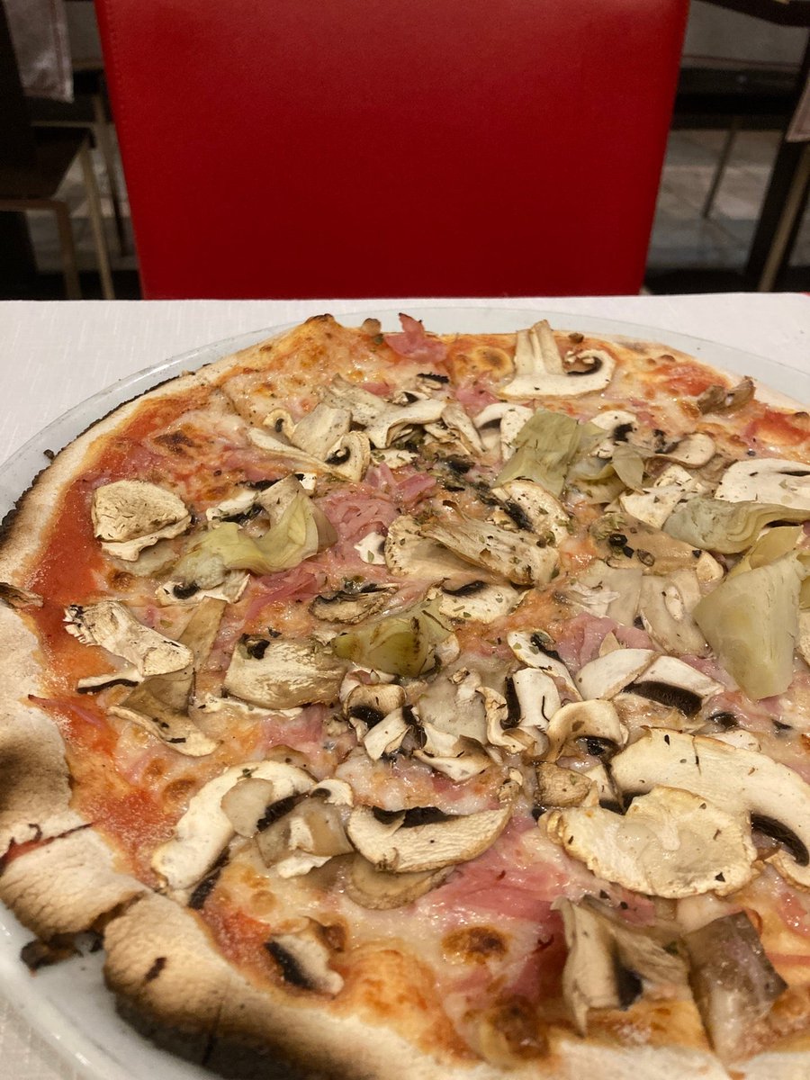 aislasinobra's tweet photo. "Caprichosa" #FoursquareFind @ Pizzeria Venezia https://t.co/oz79XKKGfR https://t.co/MFFdMQXGGT