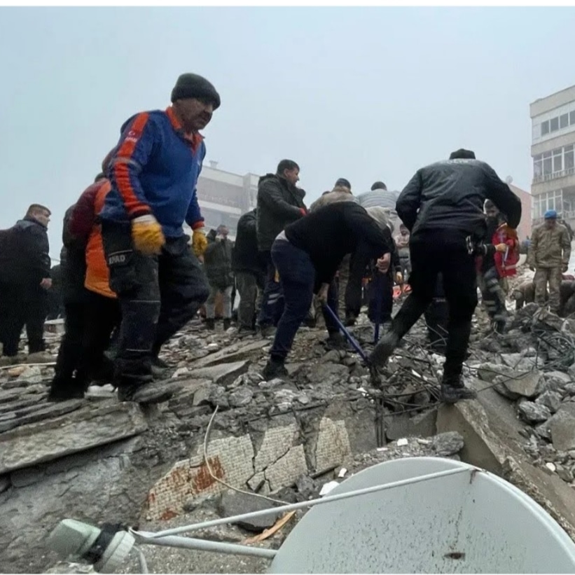 Evlerine giremeyen yüzlerce insan var Sıcacık evinde otururken bunu düşünmemek elde değil Geçmiş olsun Türkiye