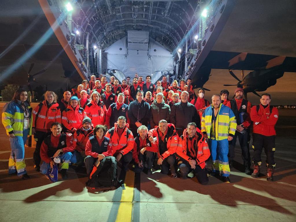112cmadrid's tweet photo. 🛫 Un viaje de 5 horas que les llevará hasta el epicentro de la emergencia con un único objetivo: SALVAR VIDAS.

❄️ Además, se enfrentarán a condiciones meteorológicas extremas con temperaturas bajo cero y nieve.

💪🏻 Desde #ASEM112 les deseamos una gran misión ¡Fuerza! https://t.co/yVv0zfVdSy