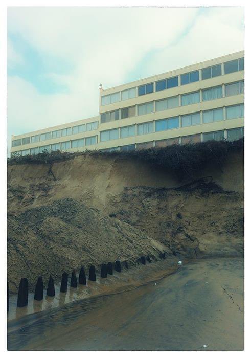 AnneFahmy's tweet photo. Le Signal, symbole malgré lui de l’érosion du littoral, mal aimé souvent et pourtant unanimement regretté aujourd’hui pour tout ce qu’il représente. 
Émotion aujourd’hui pour nous les soulacais.
#erosion #avançons 
#Signal #SoulacSurMer https://t.co/xbdUpPuRkR