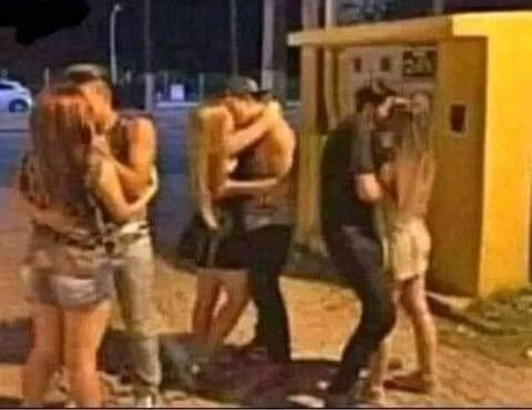 Encuentra al que no tiene pareja y tiene el celular en las manos