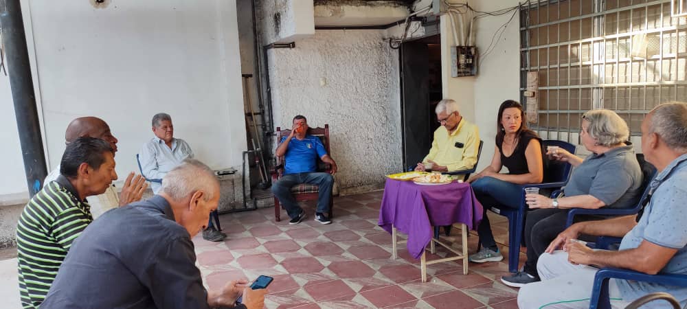 AdBelgica's tweet photo. #06F Juramentación del compañero Wilther Dávila como Secretario Político del CEM AD en Resistencia Los Guayos, fortaleciendo nuestra estructura y planificando actividades para promover a nuestro candidato y próximo presidente @prospericarlos
#MovilizacionTotalAD https://t.co/vtjrtYXub1
