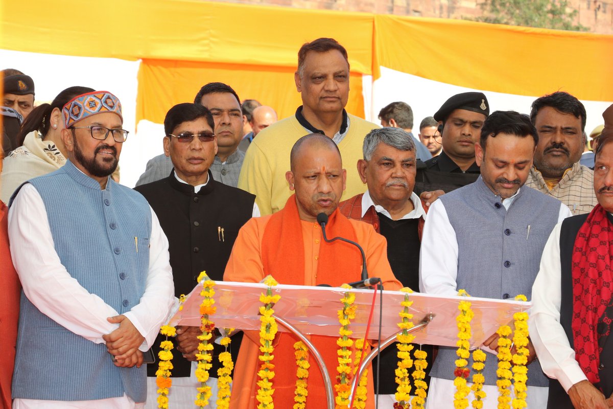 यशस्वी मुख्यमंत्री उत्तर प्रदेश, मा0 श्री योगी आदित्यनाथ जी ने रामलीला ग्राउंड पर आगरा मेट्रो रेल परियोजना, निर्माण के दूसरे चरण, टनल निर्माण कार्य का अपने कर कमलों द्वारा बटन दबाकर किया शुभारम्भ।
