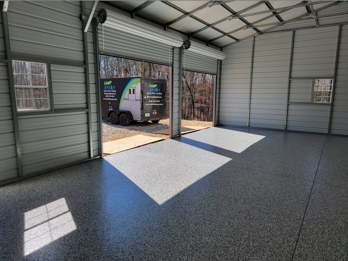 This 1200 sq. ft. shop was finished today with a full broadcast of tuxedo flake with a poly top coat! The results are amazing! 📸

#dawsonvillega #dawsonville #epoxy #epoxyflooring #flakefloor #garagefloor #flakefloor #tuxedo #moepoxy