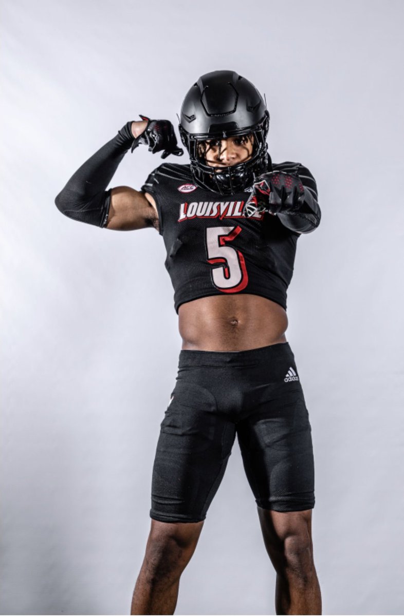 DesmanIi's tweet photo. Blessed to Receive Offer from The University of Louisville @CoachRonEnglish @JeffBrohm @TMossbrucker @ClarkstonWolves @AllenTrieu @BALLERSCHOICE1 @SWiltfong247 @EnloeClemons @GeorgeYarberry @RWrightRivals @JeremyO_Johnson https://t.co/HQYKQ3x5bq