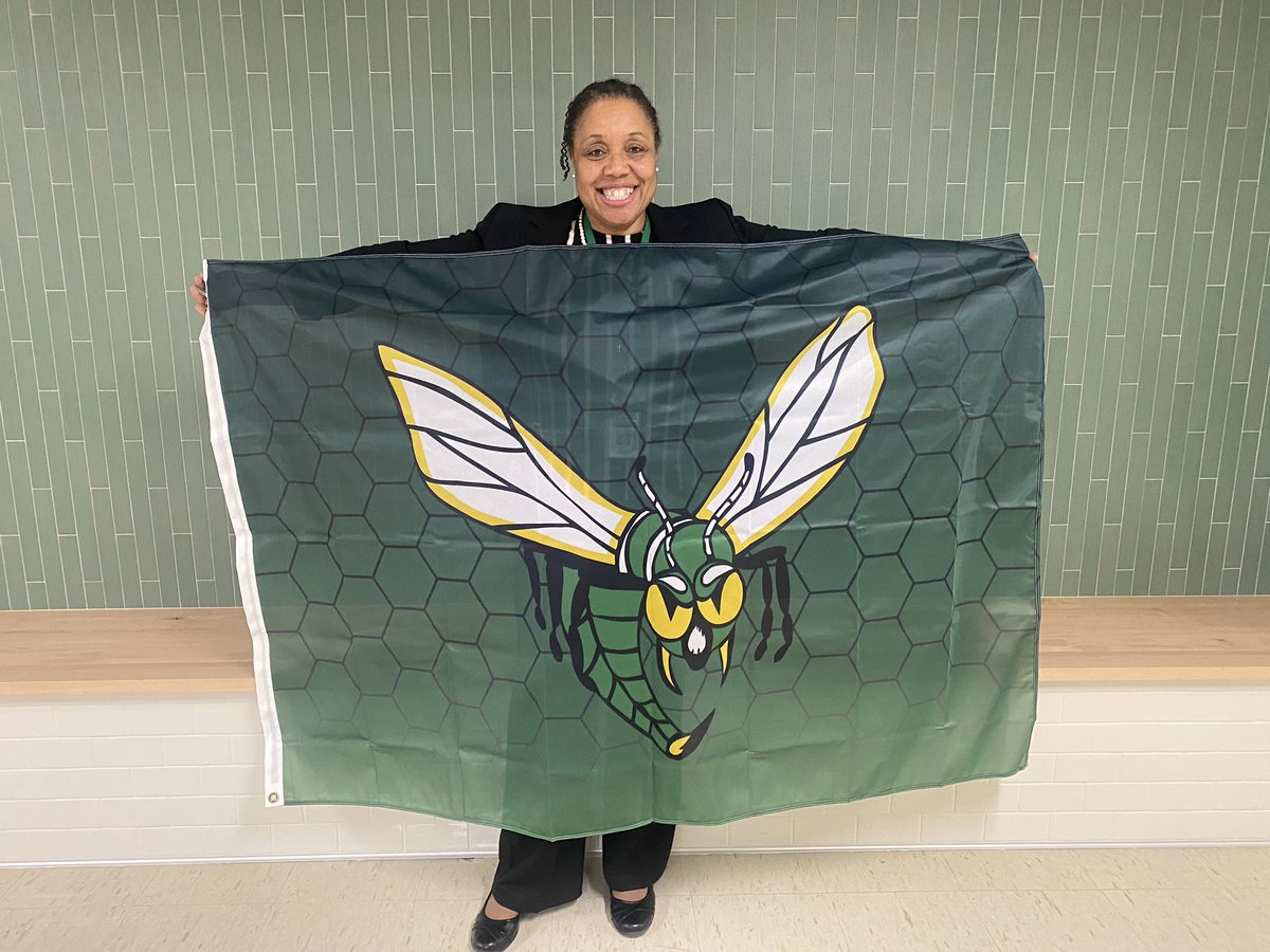 DrStacieStanley's tweet photo. Welcome Home💚🐝💚@edinahornets #Thrive #EdinaPride https://t.co/FJ6UMEIFas