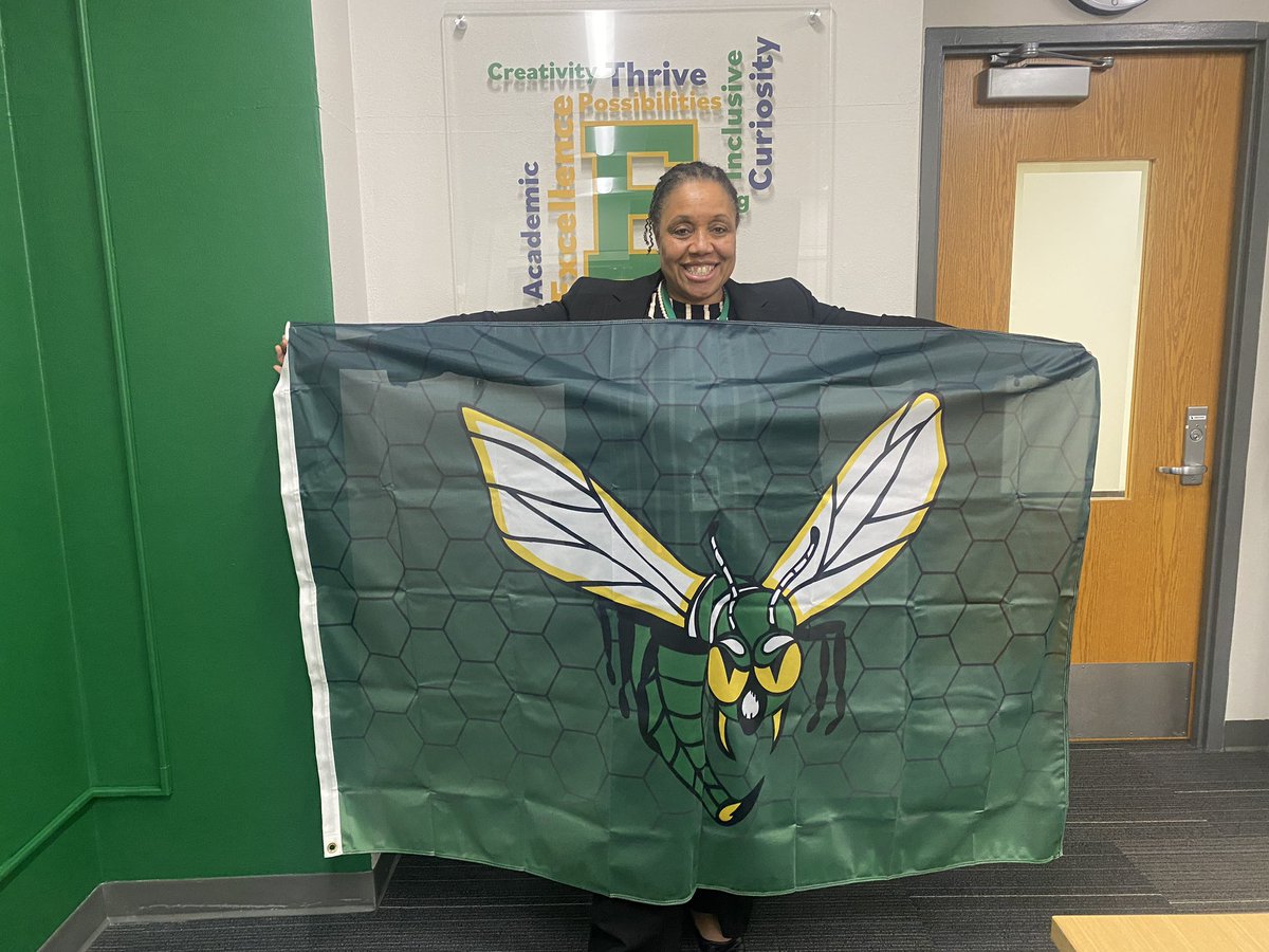 DrStacieStanley's tweet photo. Welcome Home💚🐝💚@edinahornets #Thrive #EdinaPride https://t.co/FJ6UMEIFas