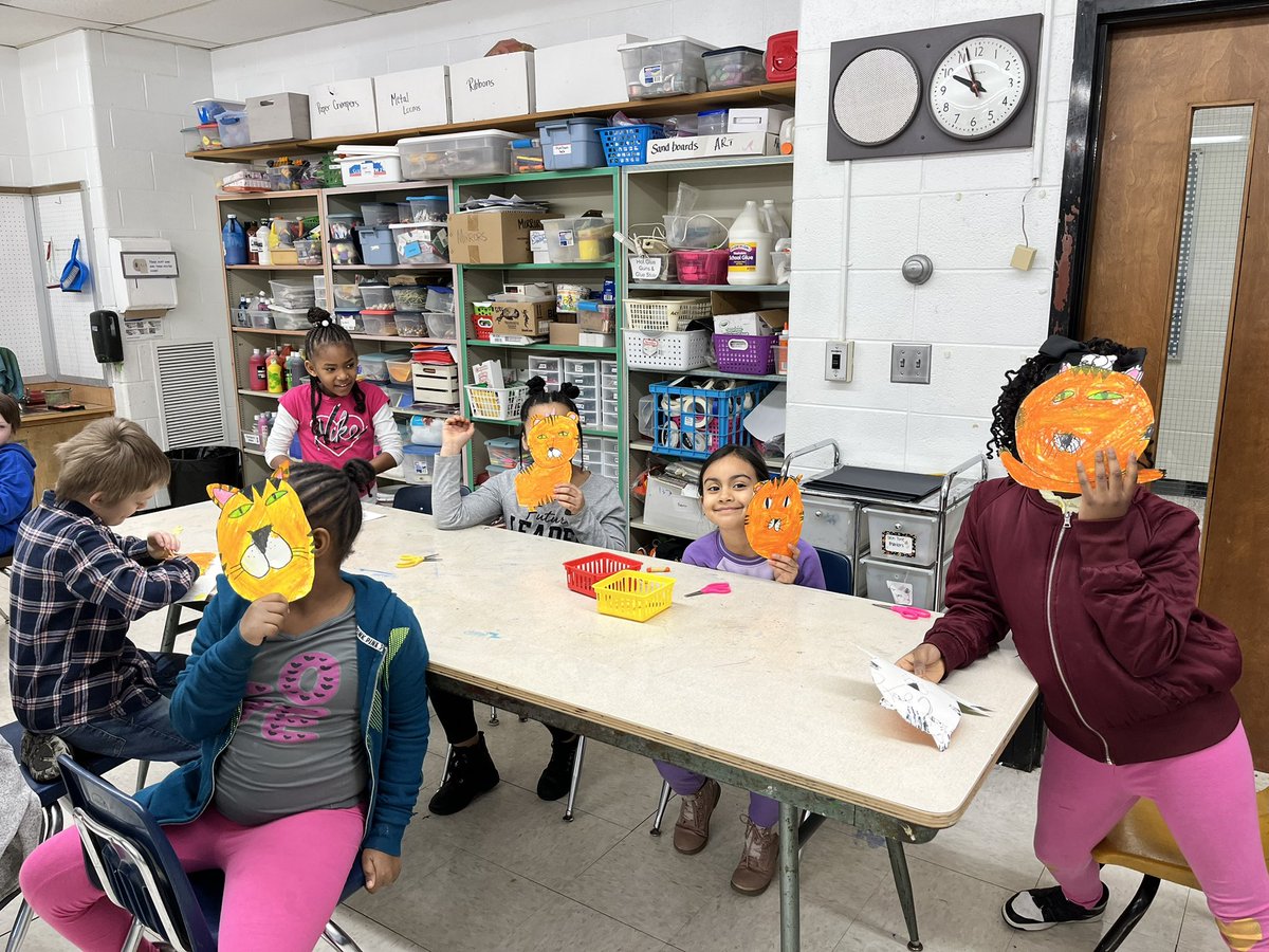 2nd graders and their Henri Rousseau inspired tigers 🐯