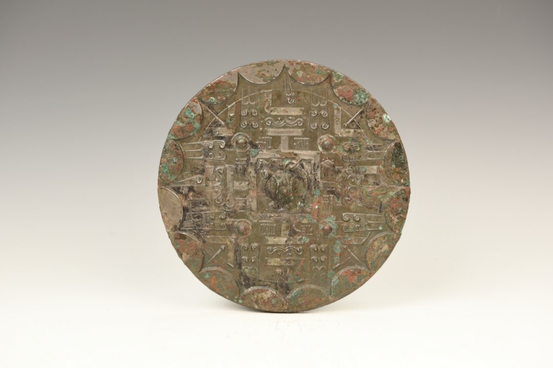 MuseumShanxi's tweet photo. 博局纹镜装饰图案一般会使用青龙、白虎、朱雀、玄武四兽，并搭配有锯齿纹、卷云纹或卷草纹等，装饰充实而有序，线条流畅优美，铸造精致。我们这里看到的就是几面博局纹镜，分别是“见日之光”草叶博局纹镜、“桼言”博局纹镜、“善铜”四神博局纹镜、“佳镜”四神博局纹镜。
#文化 #历史 #铜镜 https://t.co/C6mavHPqWT