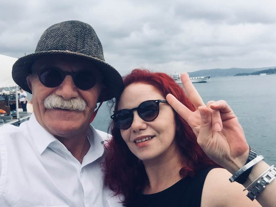 orhanaydin6's tweet photo. 24 saat oldu.. kızımın olduğu yere yeni ekipler gitti.. umudum kahır.. Hatay ölüm kenti olmuş.. insanlarımız çaresiz ve yalnız.. ülkem ağlıyor.. canlarını arayan tüm insanlık gibi bende kızımı istiyorum.. onsuz olmaz.. duydunuz mu? https://t.co/r3hTSjPQLZ