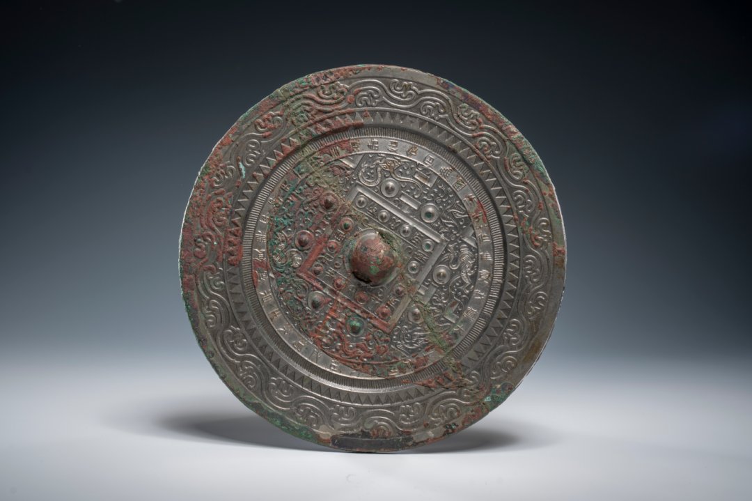 MuseumShanxi's tweet photo. 博局纹镜装饰图案一般会使用青龙、白虎、朱雀、玄武四兽，并搭配有锯齿纹、卷云纹或卷草纹等，装饰充实而有序，线条流畅优美，铸造精致。我们这里看到的就是几面博局纹镜，分别是“见日之光”草叶博局纹镜、“桼言”博局纹镜、“善铜”四神博局纹镜、“佳镜”四神博局纹镜。
#文化 #历史 #铜镜 https://t.co/C6mavHPqWT