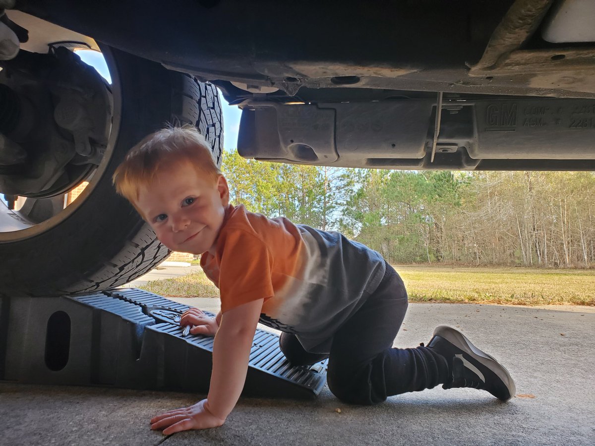 00Lonestar00's tweet photo. Sometimes you just need help changing oil. https://t.co/qVOuvu3Koz