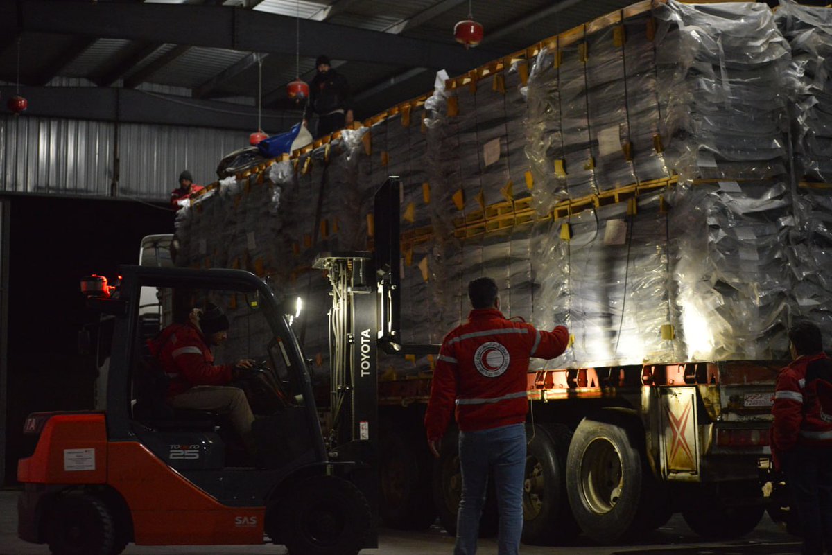 The <a href="/SYRedCrescent/">Syrian Red Crescent</a> volunteers are packing relief items, getting them uploaded in trucks to be delivered to the grieving families in the #Syrian cities hit by the #earthquake early today.
Tonight, the convoys are heading from #Tartous to #Hama, #Aleppo and Lattakia
