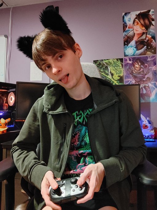Imma gamer catboy :3   (Gonna kick your butt in smash bros >:3) https://t.co/jVqwdllG0p