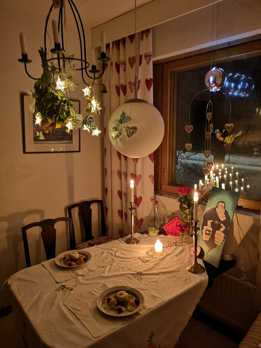 JuhaTenhonen's tweet photo. Viel pientä näpertelyy kyökis eli sairastuvan #äijäiltapala #hyväruokaparempimieli #hetelmii #elonen #sydänleivos #punalappusii #tunnelma #pimeänsuhkero #kukatkertovatenemmänkuintuhatsanaa #minäkaipaasinua #minärakastansinua #intohimoinenrakkaus https://t.co/TDO6C3fkXd
