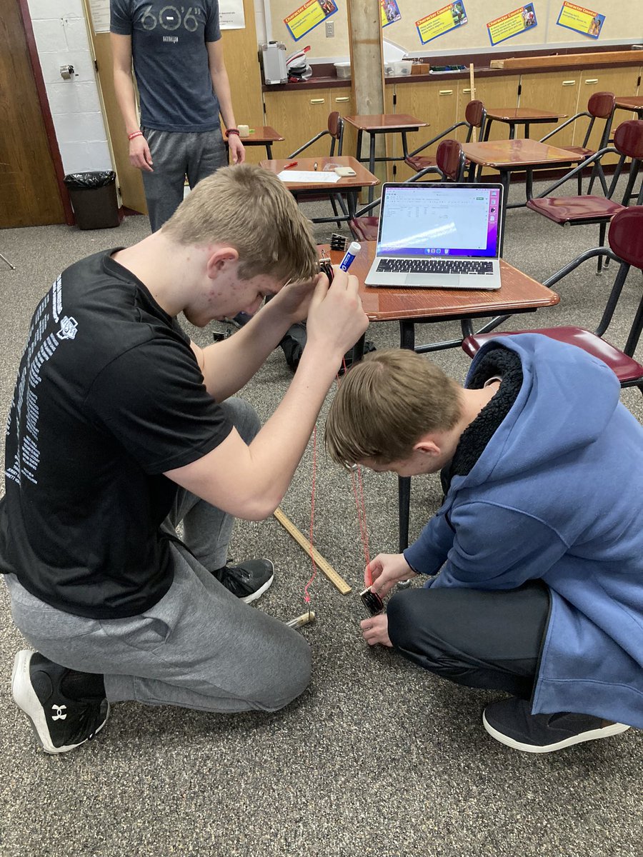 MrsManekeCN's tweet photo. When your physics teacher says it’s a simple machine lab, but you cant even figure out how to set up a pulley system, much less have enough hands between you and your lab partner to properly set one up. 🤣 #PhunWithPhysics #CNProud #OpeningDoors https://t.co/sMbpYByA0B
