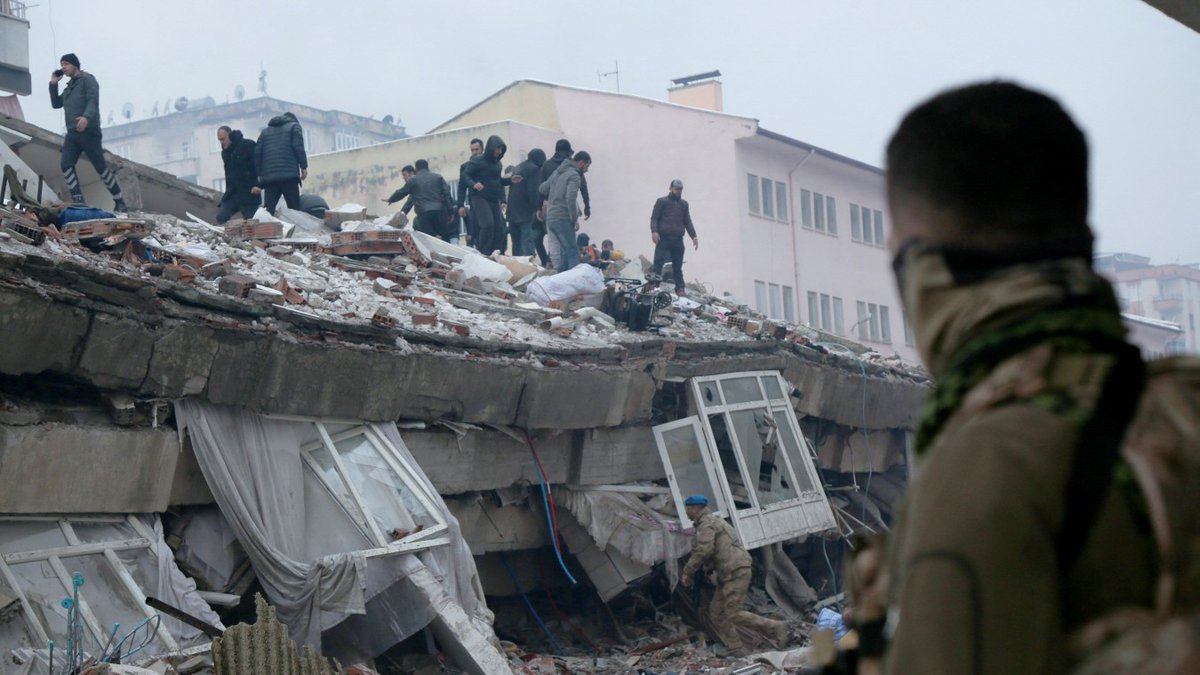 Nach dem verheerenden Erdbeben in der Türkei stellt sich die Frage: Hätte man die hohe Opferzahl durch besseren Gebäudeschutz verhindern können? Die Erdbebensteuer wurde wohl zweckentfremdet.