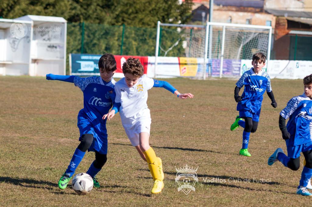 VadillosCF's tweet photo. 📸 Tras un disputado partido, el Alevín A logra la victoria con 3 goles frente a los 2 del @cdbcondadodecastilla!!
Enhorabuena tanto a los jugadores como al equipo técnico dirigido por @DavidAld85, @Llorentee27 y @Mario_P_C! 
💛💙💛💙

Fotos: @elviphotoss https://t.co/2uOb2QOfGk