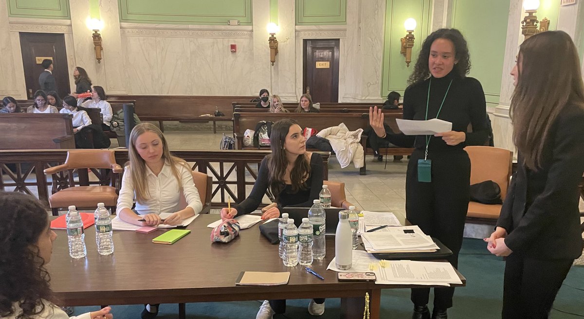 PerryWhs's tweet image. Attorney teams sharpen questions in some final practice! #WeeLearn