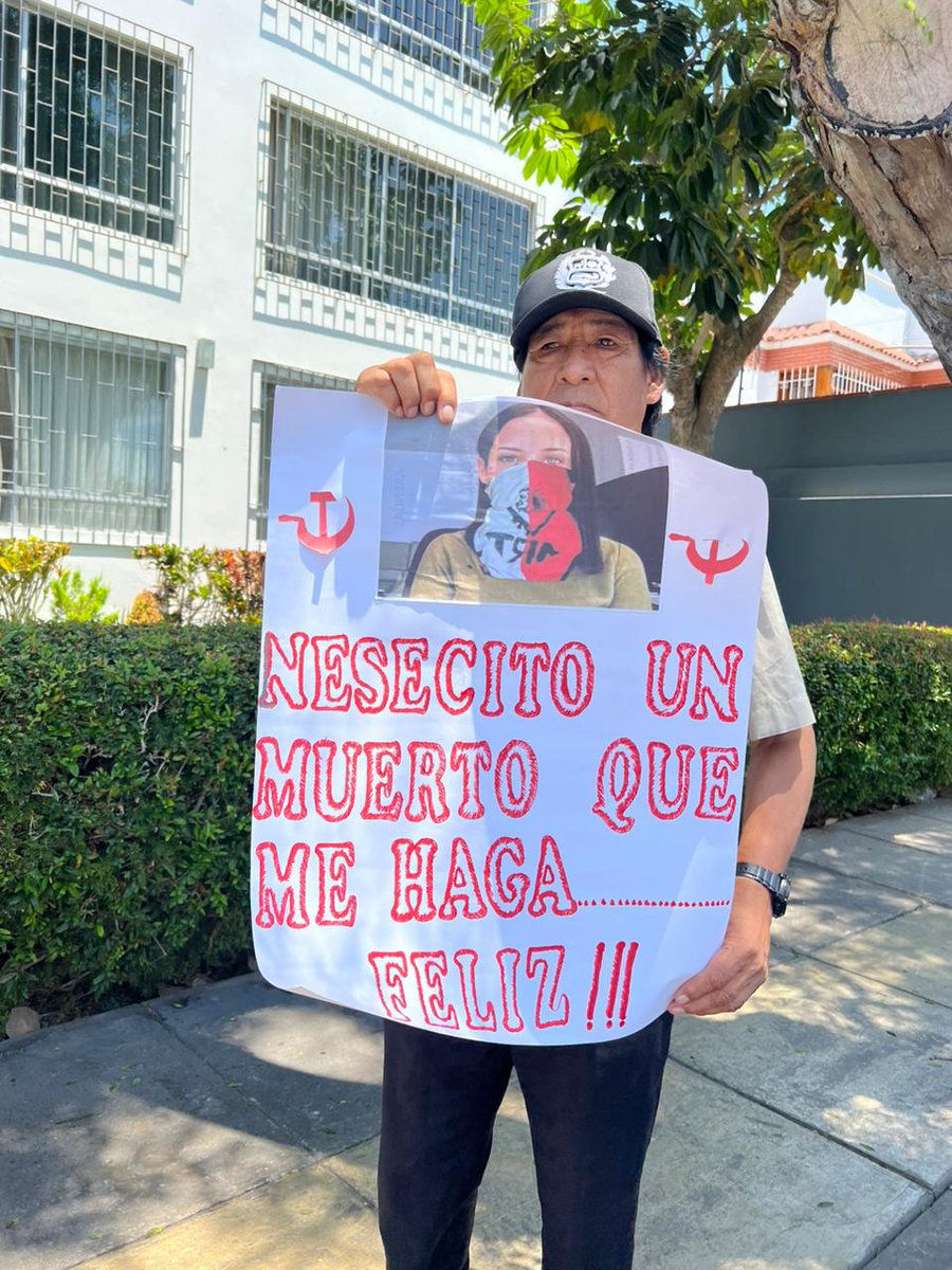 Mery2005E's tweet image. Protestas en la casa de #SigridBazan 
Ya a sido denunciada por ciudadanos legalmente, y ahora ve inocente fueron a protestar a una de sus casas , porque la congresista del pueblo tiene varias propiedades en San Isidro. 
#ElMuertoEsDeSigrid