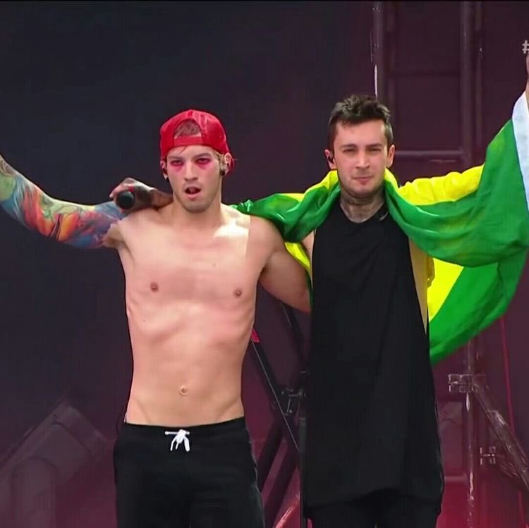 acervopilots's tweet photo. momentos do twenty one pilots com o brasil

a thread: https://t.co/ebgA0GVNbg
