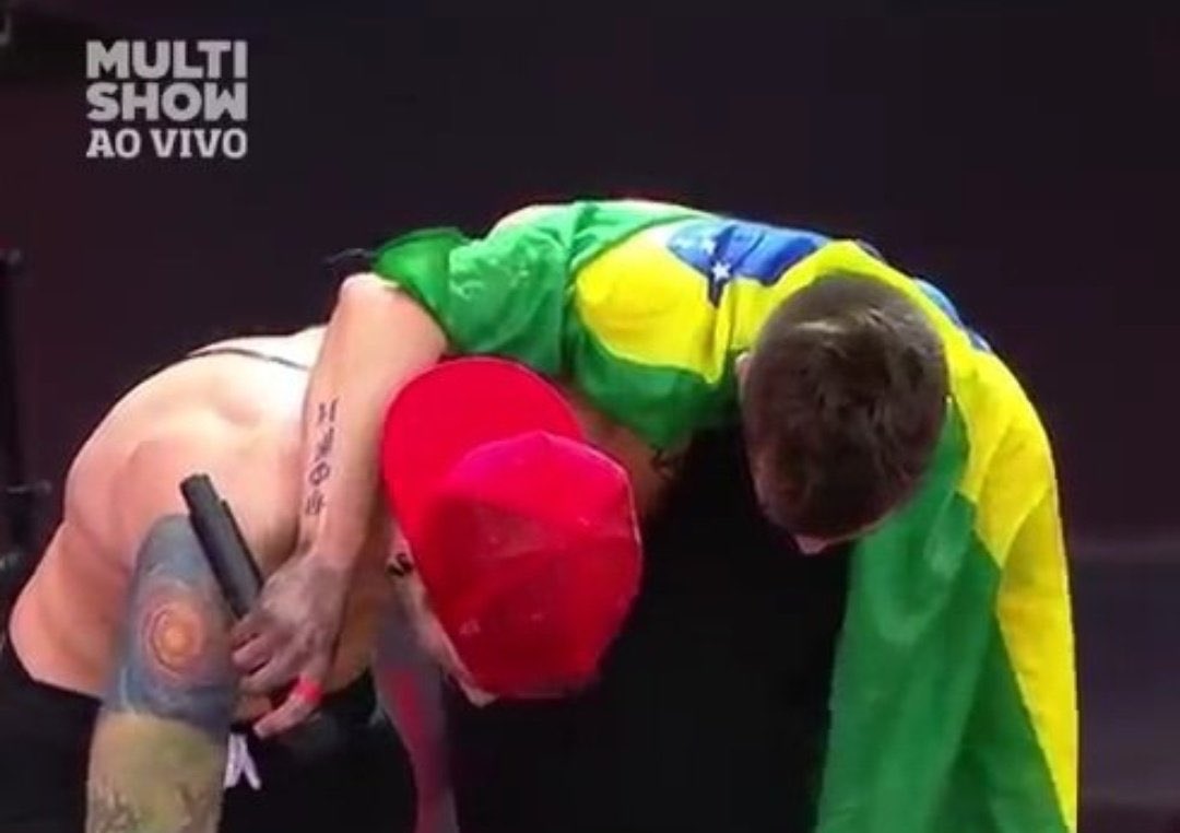 acervopilots's tweet photo. momentos do twenty one pilots com o brasil

a thread: https://t.co/ebgA0GVNbg