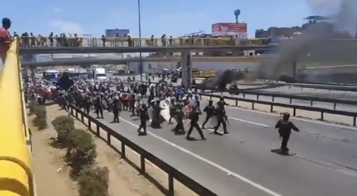 belencess_'s tweet photo. @AZerocross Aparte de mal informado, ciego. Yo veo policías, están llegando en motos, autos, vigilando el centro de Lima y también el Aeropuerto Jorge Chávez. https://t.co/GtxGeyA5nR