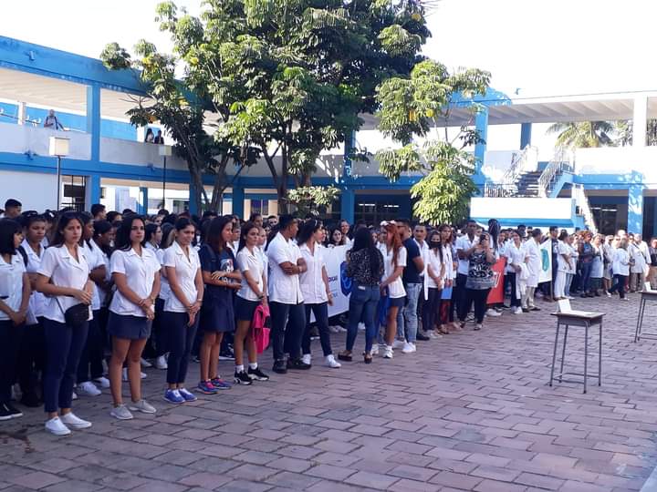 En el marco de la Celebración del 39 Aniversario de la fundación del Programa del Médico y Enfermera de la Familia se hace entrega de distinción a la UCM de Camagüey recibiendo la misma la Dra Marleny Conde Martín jefa del Departamento de Medicina General Integral #CubaPorLaVida