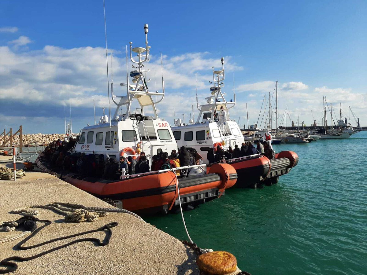 scandura's tweet photo. 6⃣ 230 i primi Naufraghi arrivati a Pozzallo. Inzuppati. Un ragazzo in forte stato di ipotermia stabilizzato. Due uomini, ognuno privo di una gamba; un altro con capacità motorie limitate. Dopo lo sbarco 🚢#CP325⚓️🇮🇹 e 🚢#CP322⚓️🇮🇹 sono ripartite a supporto dell'altro motopesca. https://t.co/IAclmu4Sn7