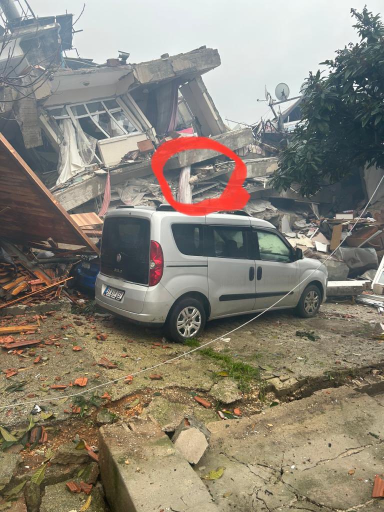 kaymazibrahim34's tweet photo. #deprem #Hatay #Yardımedin #antakya Arkadaşımın ailesi enkaz altında yardım bekliyor. Hatay/Antakya
Esenlik Mah. 7. Sokak Seda Apartmanı
No:6
Hüseyin-Nilgün Buyru https://t.co/akwUIYjrll