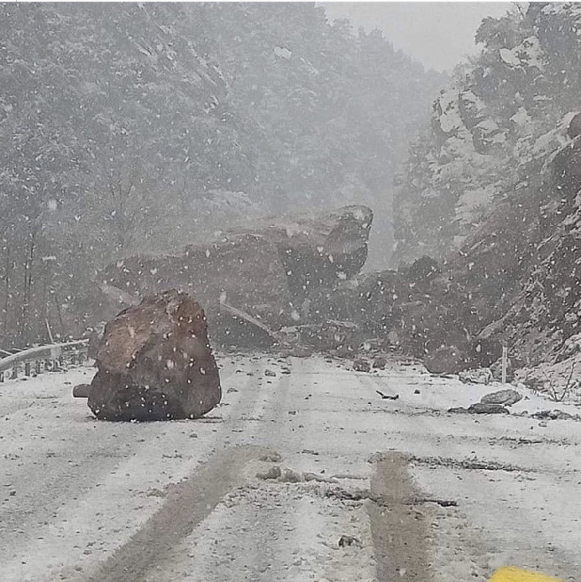 bysuleymantekir's tweet photo. Lütfen duyuralım…!!
Karayoluyla Kahramanmaraş-Adana-Adıyaman bölgelerine gitmek isteyen araçlar navigasyon kısa yol olarak Develi-Tufanbeyli hattını gösteriyor. Bu yol çok tehlikeli ve kapanmış durumda.
Niğde-Adana Otobanını kullanın…
Gezbel geçidi kapalı!!! https://t.co/jJ38uYx9lB