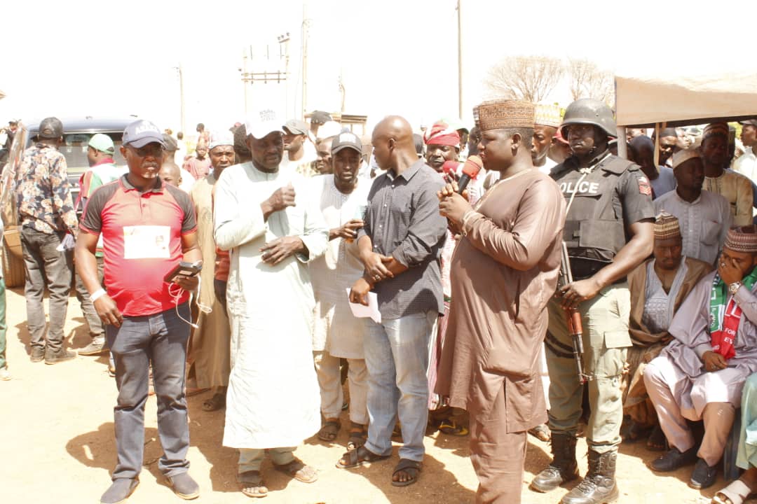 joe_asake's tweet photo. Today the Asake-Bashir campaign train visited communities in Giwa LGA. We're overwhelmed by the support shown by the good and resilient people of Giwa. 
We firmly believe that a better Kaduna is possible.
Together we'll #SecureKaduna and #RestoreHope. https://t.co/A1tomPrxjn