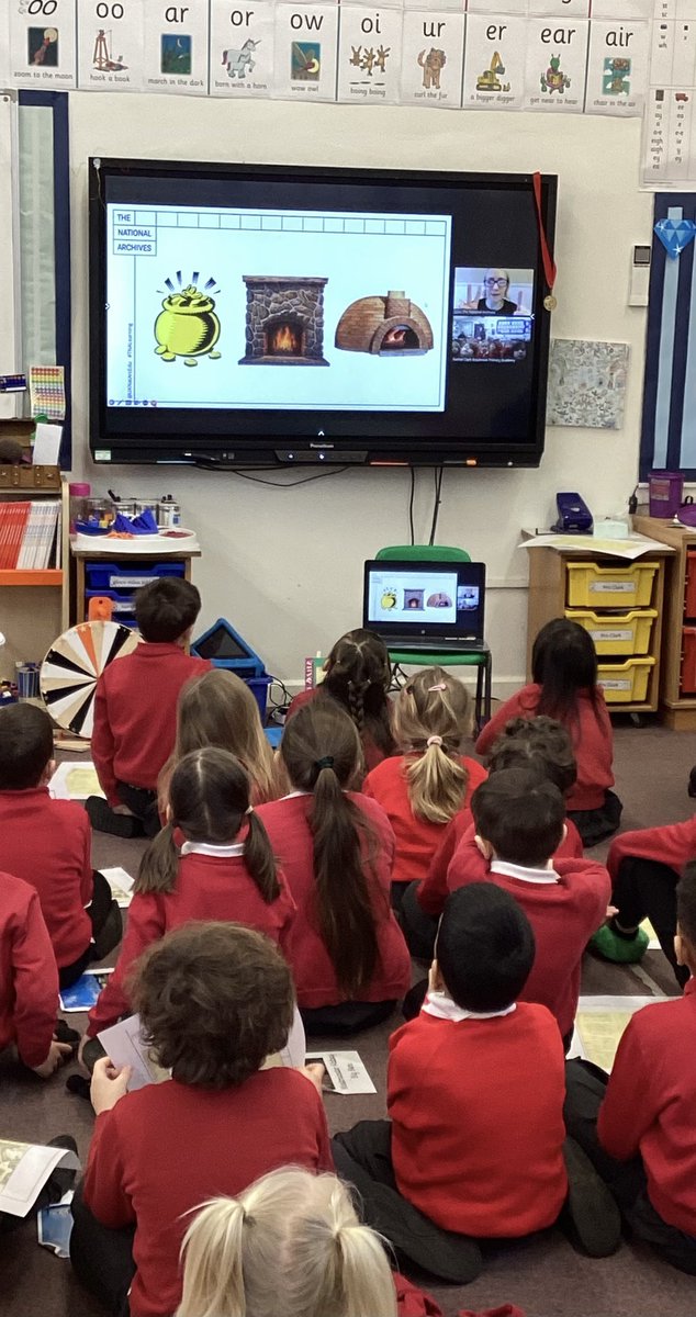 DLPTBraybrook's tweet photo. Today, Year 2 took part in a ‘Great Fire of London’ workshop with Lou from @UKNatArcEdu . As historians, the children studied a range of artefacts to find out in detail about the fire.  They used their detective skills to learn about London in 1666. #AspireandAchieve https://t.co/zb0Yw0E6iN