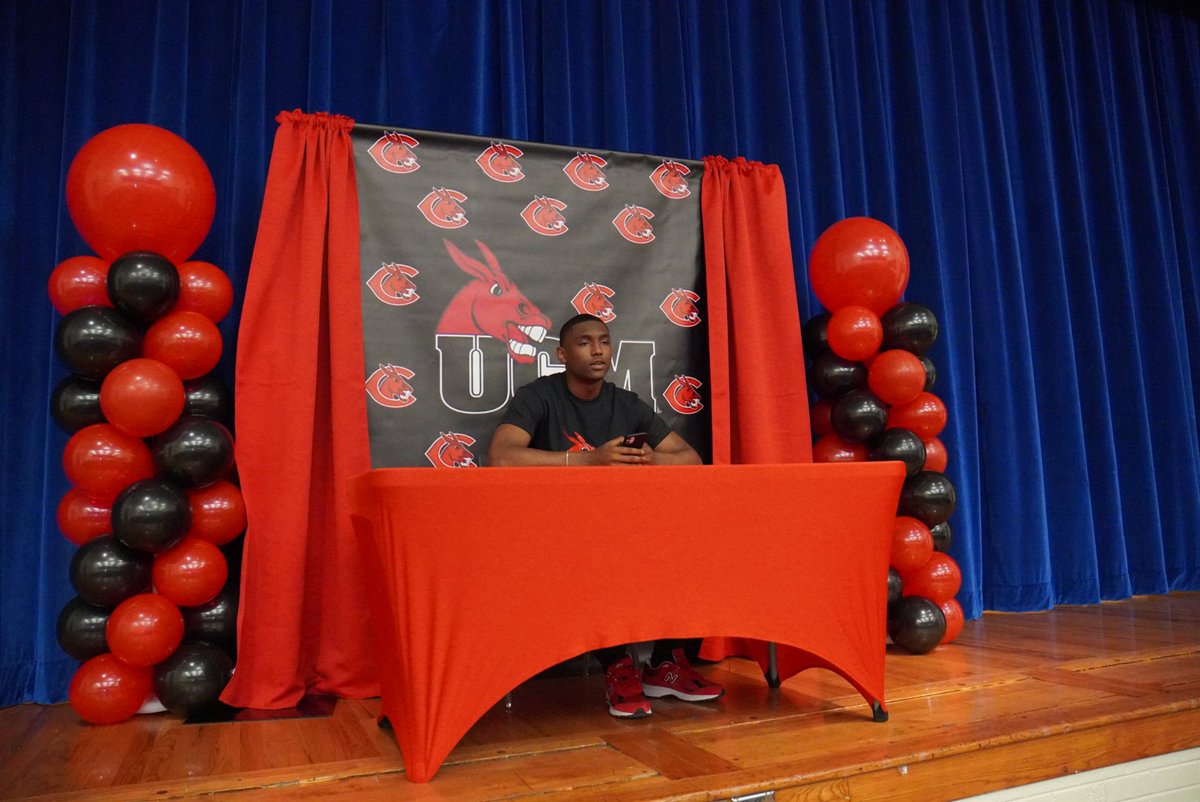 Signing day a little late.Big day for @detroybates3 signing with @UCMFootballTeam today #hills #5701SheltonSt @DA_thegreat @fwisdathletics @Gosset41 @dfwvarsity @ihss_dfw @HSwfaa @startelegram @TxTopHoops @DCTBasketball @tabchoops @MaxPreps @MaxPrepsTX @theVesAD @amramsey13