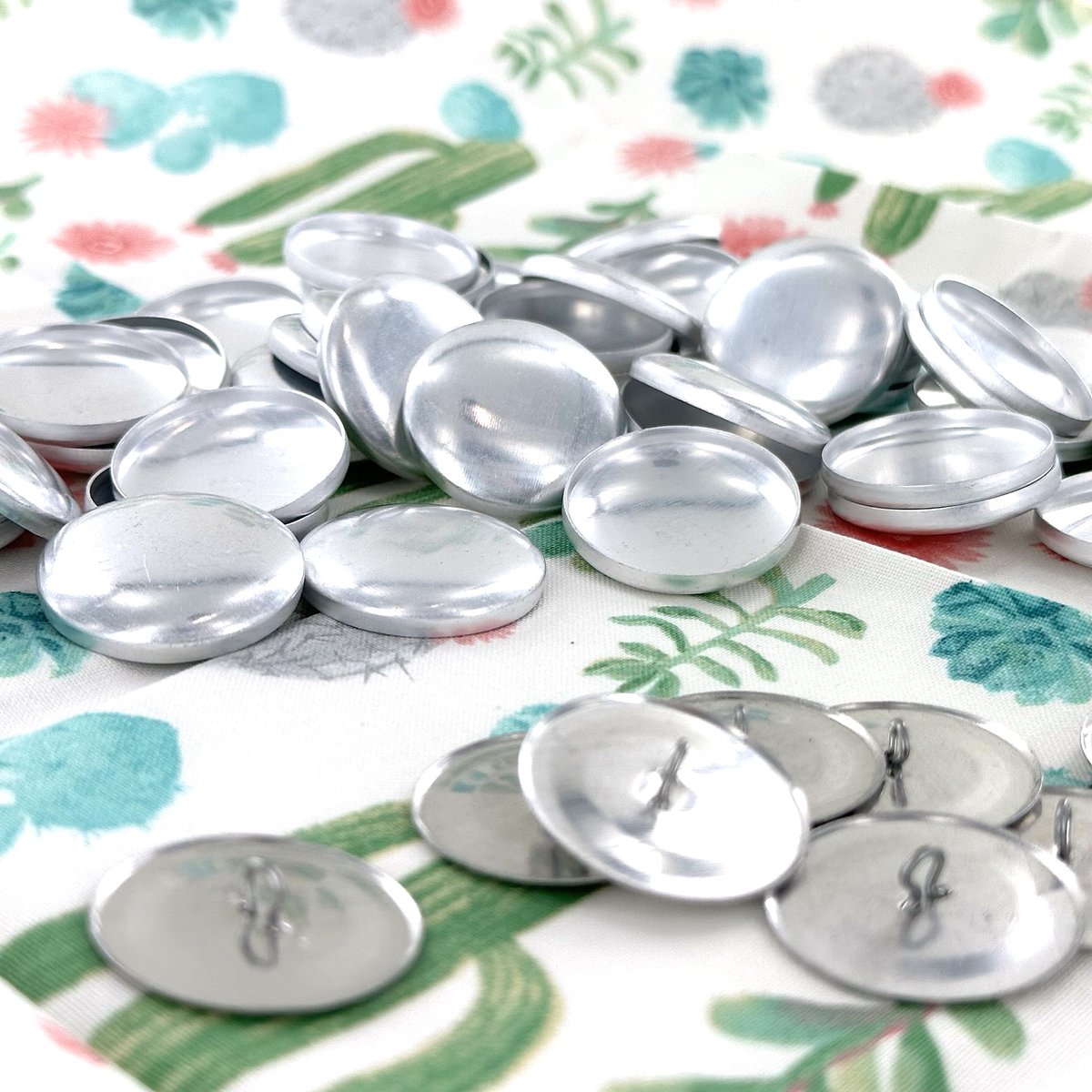 ilovebigbuttons's tweet image. Wire Back Cover Button Bookmarks are a charming addition to any outfit. Super easy to make, these sewable Fabric Cover Buttons add pizzazz to your sewing project.

Shop with Confidence: ilikebigbuttons.com/collections/co…

#letsbecrafty #wireback #sewablebuttons #buttons #coverbuttons