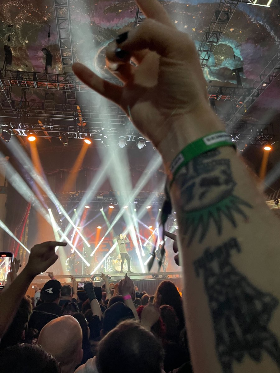 The Skulls showing up for <a href="/FIROfficial/">Falling In Reverse</a> and giving the salute to <a href="/RonnieRadke/">Ronald</a> in the flesh! 🤘