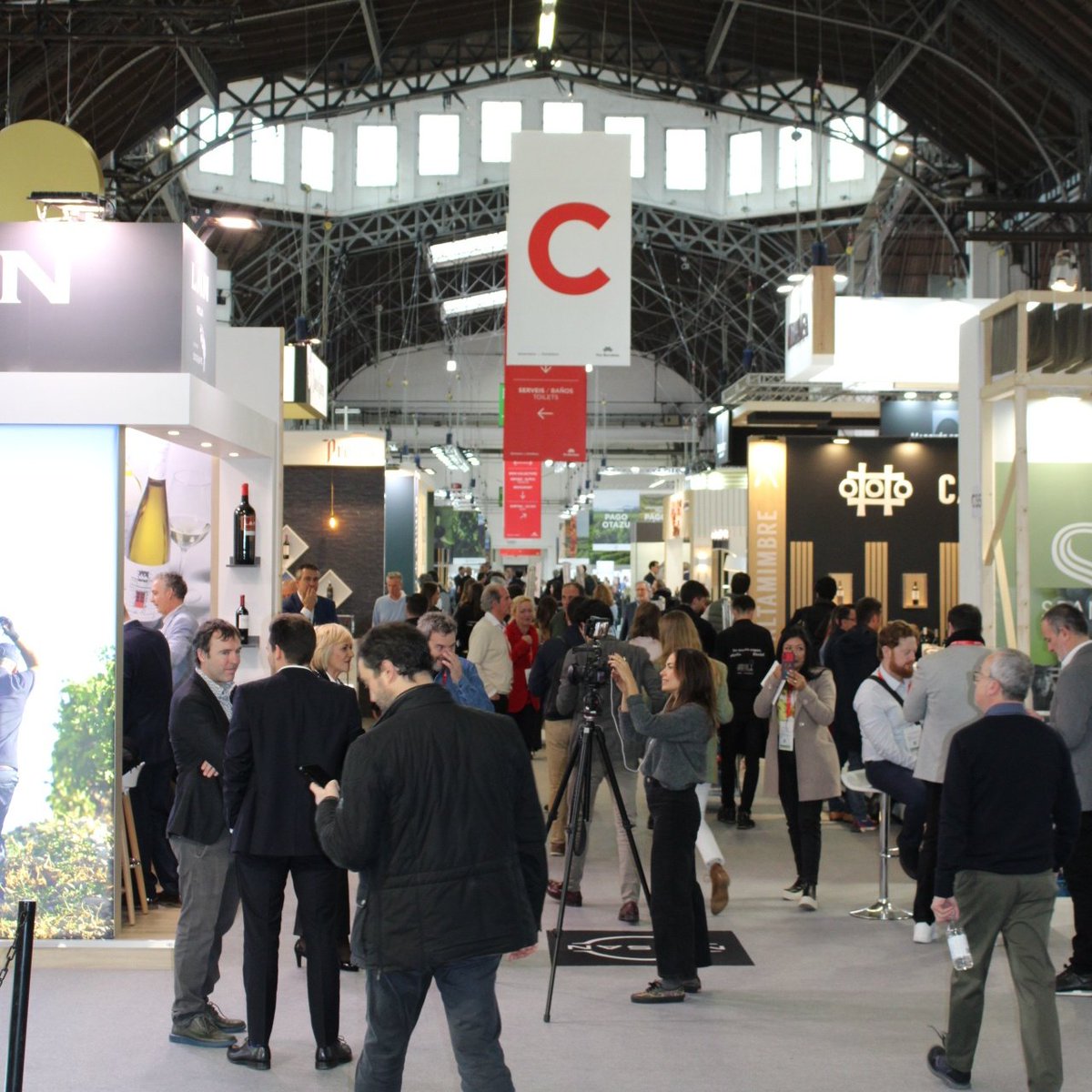 xivitor's tweet photo. ¡Volvemos al ruedo! Primer día de @bcnwineweek ¡a tope de power! 💪🏼🥂 #wine #bcnwineweek #winelovers #BarcelonaWineWeek #Barcelona https://t.co/LUI1joiz6W