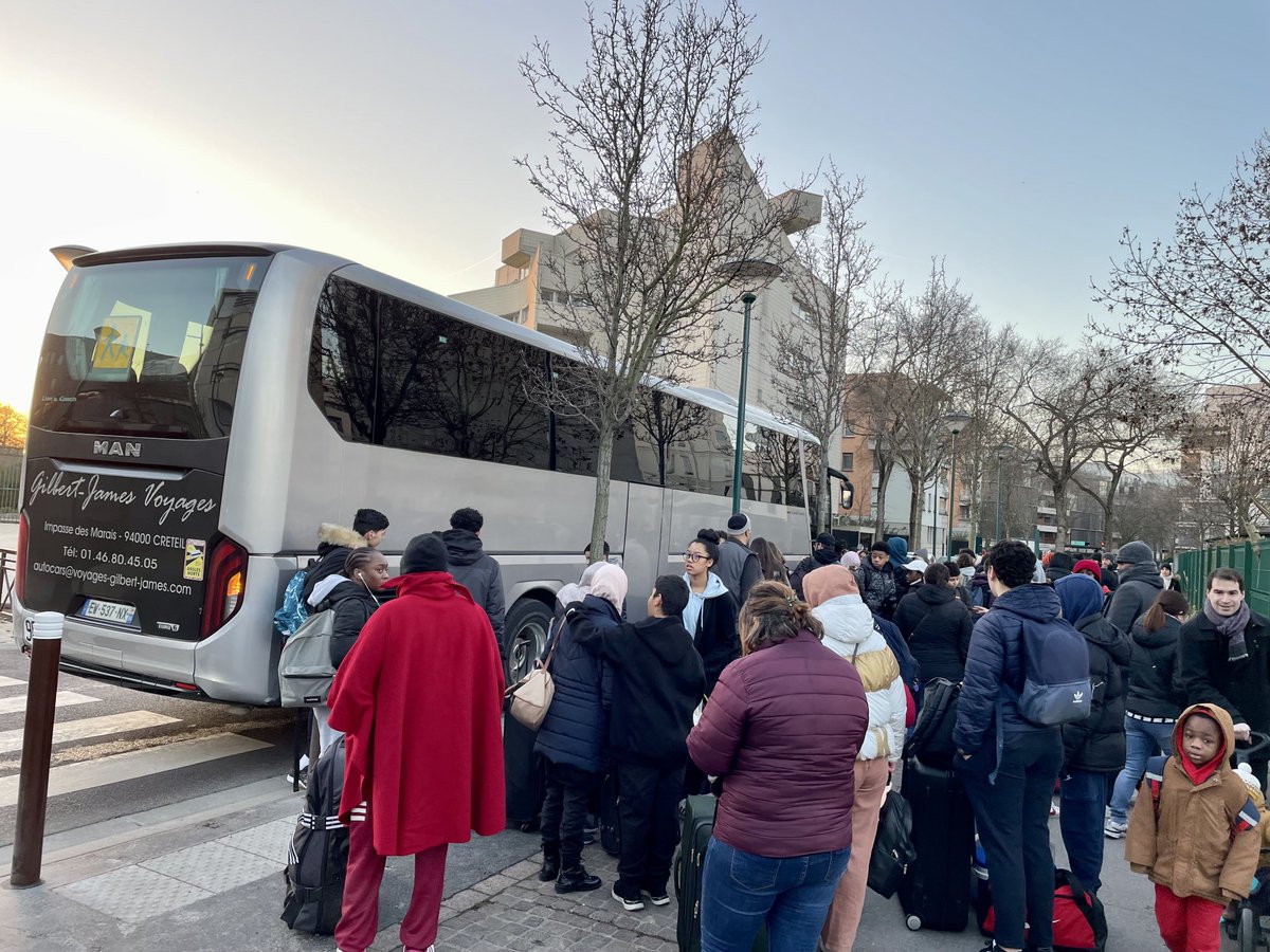 C’est parti pour le séjour à Rome d’une semaine pour 46 élèves heureux. Des parents émus de laisser partir leur enfant et beaucoup de travail pour nos 4 accompagnateurs. Merci chaleureusement à eux de permettre à nos élèves gennevillois de découvrir cette belle culture.😀