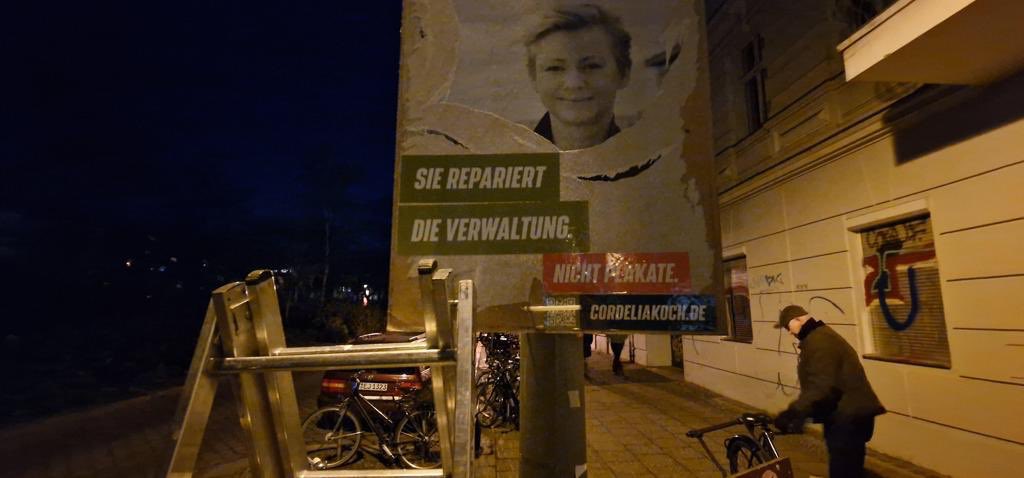 Warum zerstört man Plakate? Wenn man sie nicht mag, braucht man ja nicht hinzuschauen. Außerdem haben sie wahrscheinlich Passanten davon abgehalten, auf das Smartphone starrend vor die Straßenlaterne zu laufen. Wie auch immer - hier meine Antwort:
#zeifuergruen #kochfuerpankow