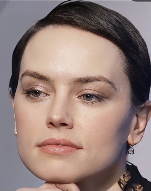 oliviamunne's tweet photo. Daisy Ridley exists… Us https://t.co/aLAbfu3QQR