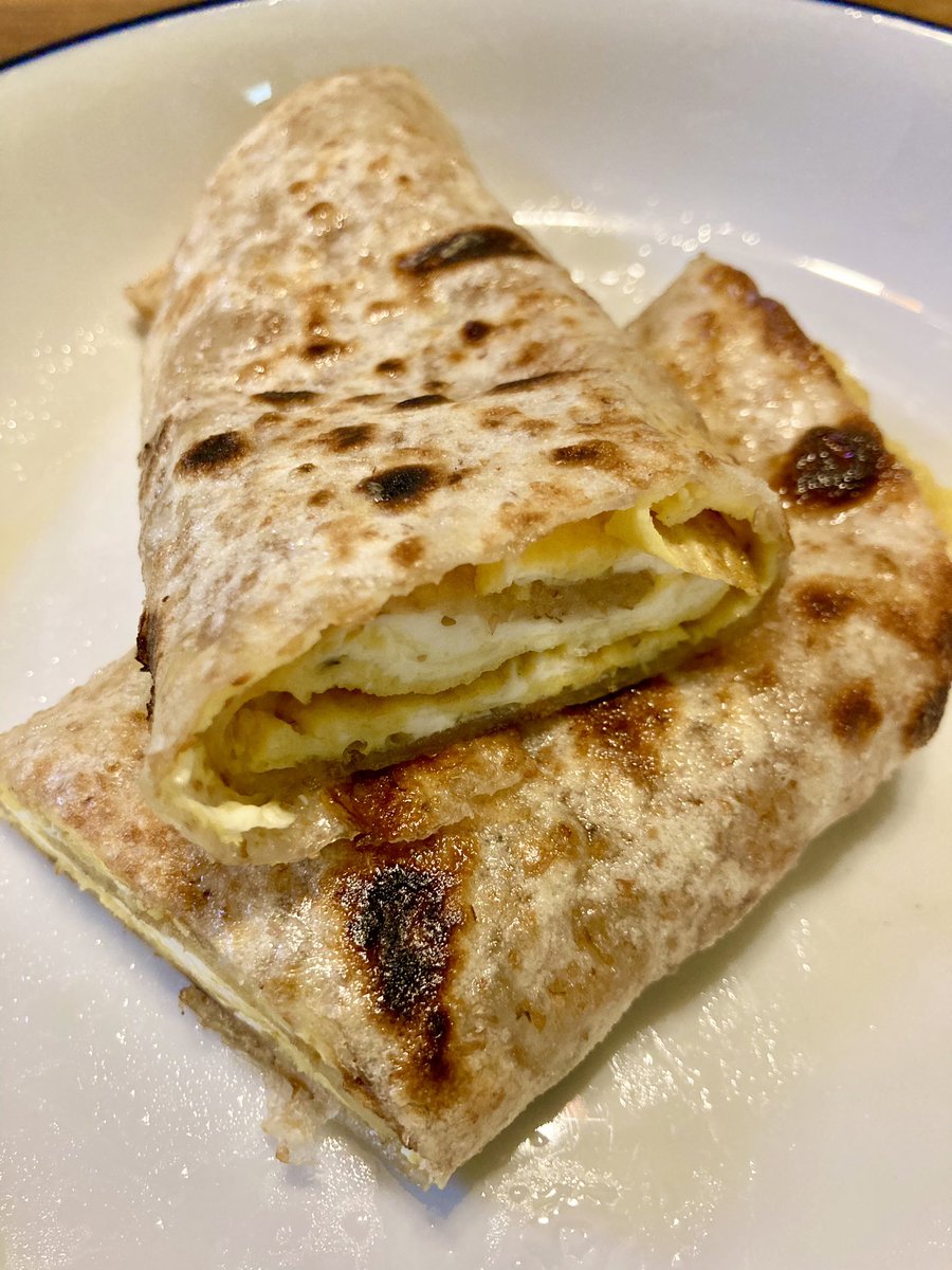 xiaofeiTW's tweet photo. 業務スーパーの「蛋餅皮」を使って台湾の朝ごはんを作りました😉
作り方は簡単！
1．蛋餅皮を片面1分ずつぐらい焼き、取り出す
2．溶き卵をフライパンに入れ、固まる前に取り出した蛋餅皮を上に載せる
3．塩胡椒して巻いたら出来上がり✨
簡単に台湾を味わえますよ〜🇹🇼

#台湾　#早餐 https://t.co/akTbsYH2j2