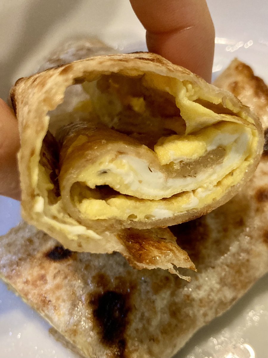 xiaofeiTW's tweet photo. 業務スーパーの「蛋餅皮」を使って台湾の朝ごはんを作りました😉
作り方は簡単！
1．蛋餅皮を片面1分ずつぐらい焼き、取り出す
2．溶き卵をフライパンに入れ、固まる前に取り出した蛋餅皮を上に載せる
3．塩胡椒して巻いたら出来上がり✨
簡単に台湾を味わえますよ〜🇹🇼

#台湾　#早餐 https://t.co/akTbsYH2j2