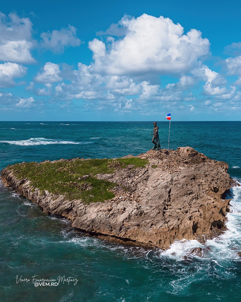 El emblemático Neptuno, vigilando las costas de #PuertoPlata la novia del #Atlantico