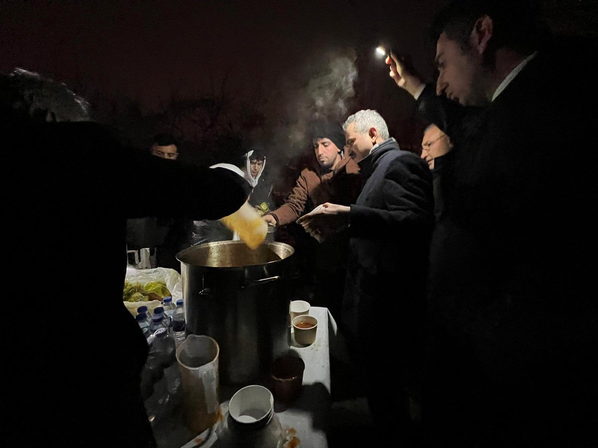 prof_mahmutozer's tweet photo. Vefakâr öğretmen ve öğrencilerimiz, depremden etkilenen bölgelerde canla başla vatandaşlarımızın yardımına koşuyor. Hazırladıkları çorbadan vatandaşlarımıza ikram ettik. 

Tüm çalışma arkadaşlarımızla milletimizin yanındayız.

📍#Malatya https://t.co/SUjD6C6KiR