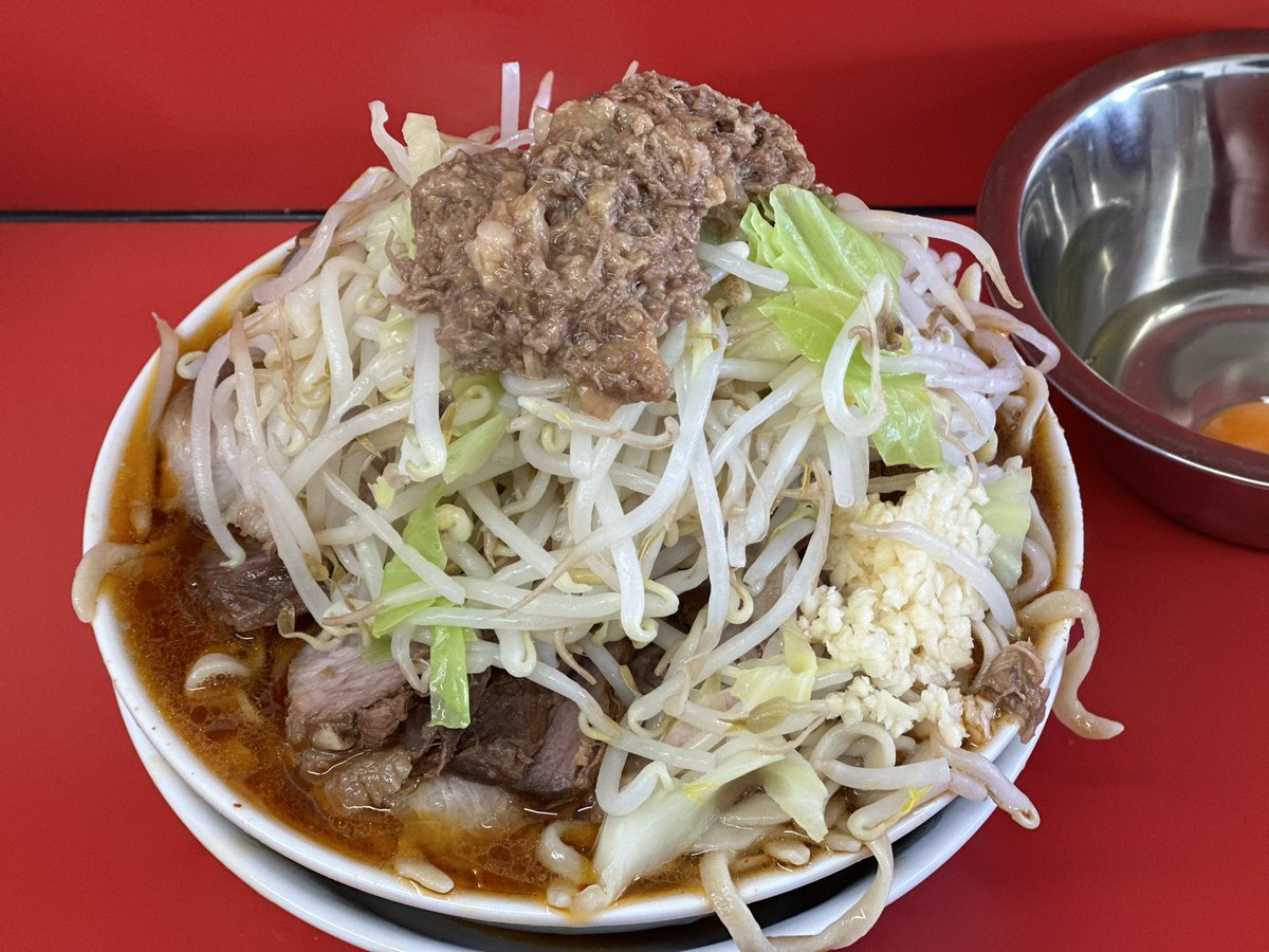 yamatotakanuma's tweet photo. ひたちなか市 ラーメン二郎 ひたちなか店

小ラーメン＋豚増し＋辛味(ちょい辛)＋生たまご

辛いの苦手だけど調整できるとの事なのでちょっとだけ入れて貰った💡

辛味がちょっと加わるだけで���象が変わる✨
個人的にはこれくらいがちょうど良い😇

今日も豚も麺も最高に旨かった🎵 https://t.co/tRuJBw5VJ7