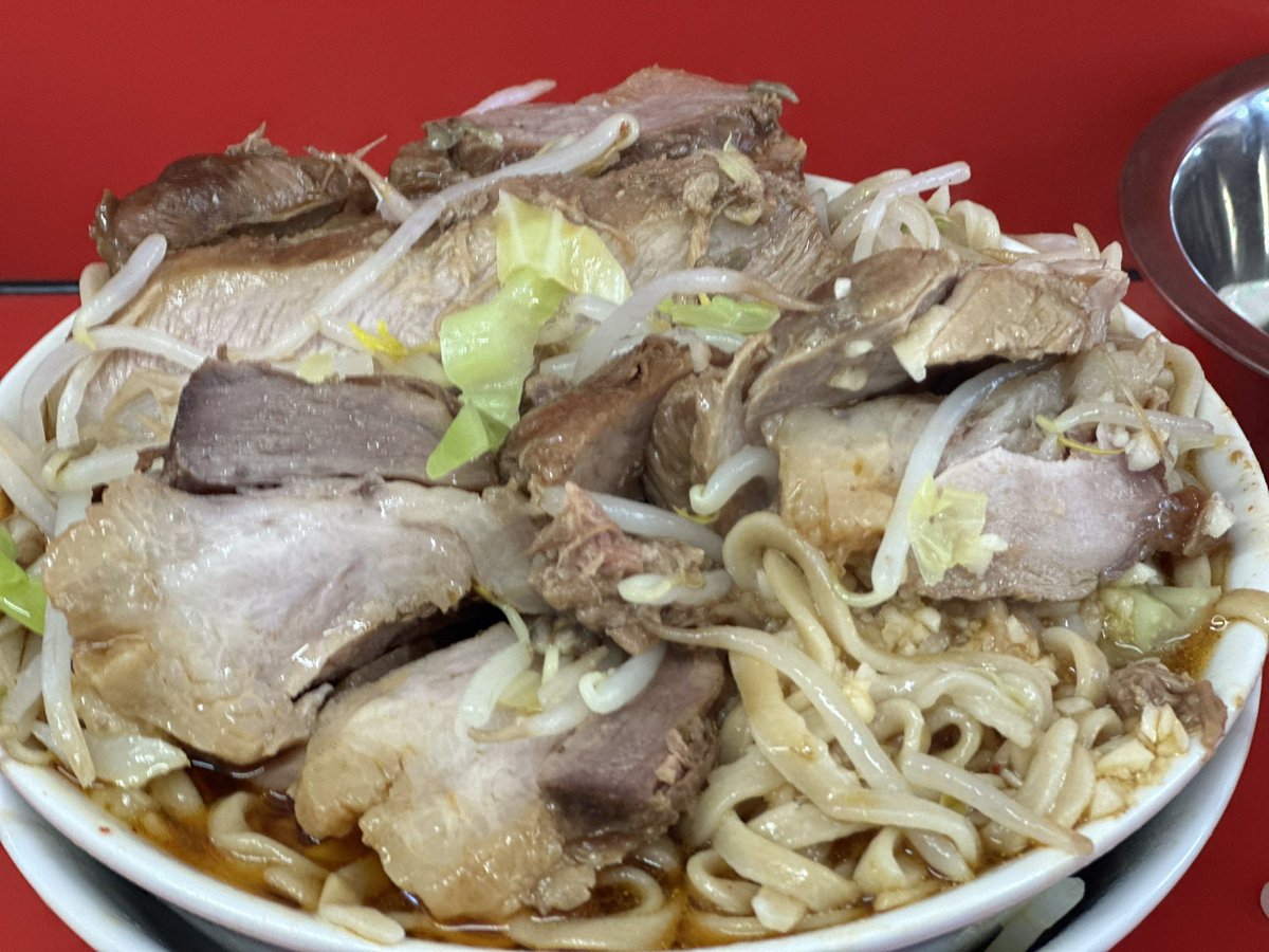 yamatotakanuma's tweet photo. ひたちなか市 ラーメン二郎 ひたちなか店

小ラーメン＋豚増し＋辛味(ちょい辛)＋生たまご

辛いの苦手だけど調整できるとの事なのでちょっとだけ入れて貰った💡

辛味がちょっと加わるだけで���象が変わる✨
個人的にはこれくらいがちょうど良い😇

今日も豚も麺も最高に旨かった🎵 https://t.co/tRuJBw5VJ7