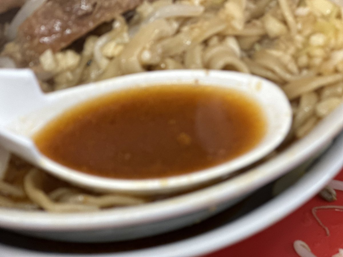 yamatotakanuma's tweet photo. ひたちなか市 ラーメン二郎 ひたちなか店

小ラーメン＋豚増し＋辛味(ちょい辛)＋生たまご

辛いの苦手だけど調整できるとの事なのでちょっとだけ入れて貰った💡

辛味がちょっと加わるだけで���象が変わる✨
個人的にはこれくらいがちょうど良い😇

今日も豚も麺も最高に旨かった🎵 https://t.co/tRuJBw5VJ7
