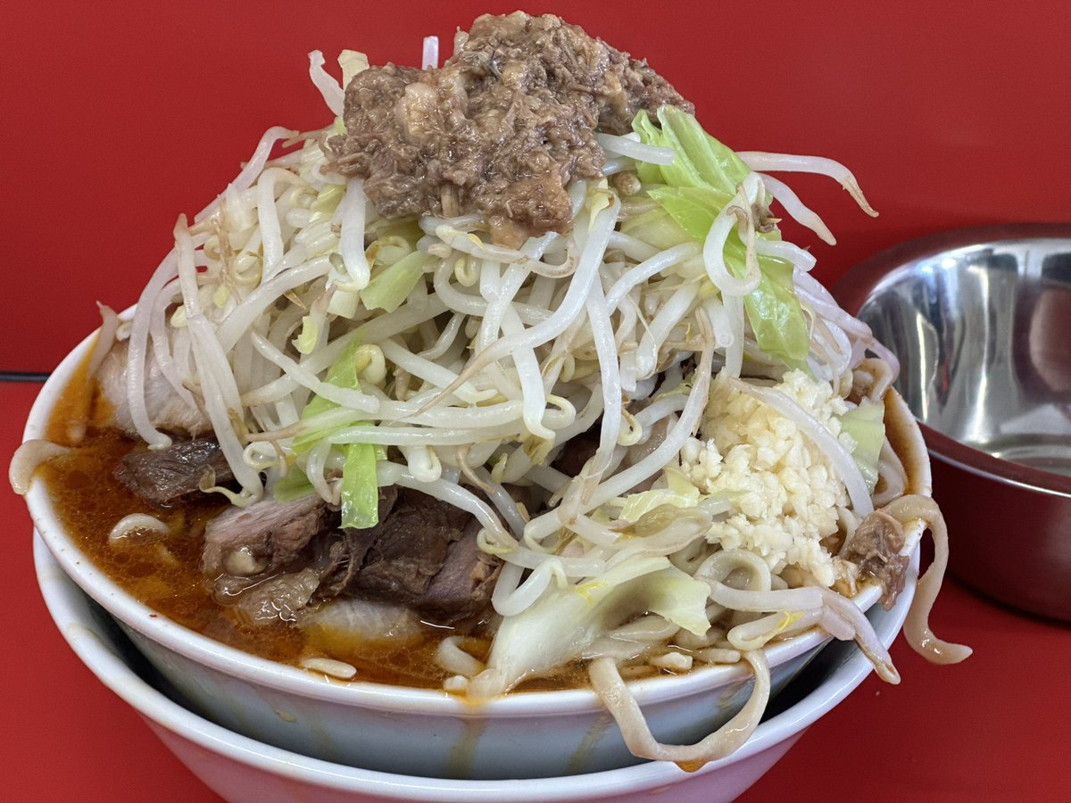 yamatotakanuma's tweet photo. ひたちなか市 ラーメン二郎 ひたちなか店

小ラーメン＋豚増し＋辛味(ちょい辛)＋生たまご

辛いの苦手だけど調整できるとの事なのでちょっとだけ入れて貰った💡

辛味がちょっと加わるだけで���象が変わる✨
個人的にはこれくらいがちょうど良い😇

今日も豚も麺も最高に旨かった🎵 https://t.co/tRuJBw5VJ7