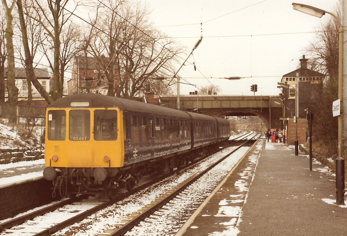 SalopianLyne's tweet photo. Davenport station 8th February 1986
Buxton Depot's Class 104 DMU 3-car set BX487 - 53556+59228+53514 in plain BR Blue forms the 10:23 Buxton to Manchester Piccadilly service on a wintry Saturday
#Class104 #BritishRail #BRBlue #Davenport #Buxton #Manchester #trainspotting #DMU 🤓 https://t.co/31fpOWT5rt